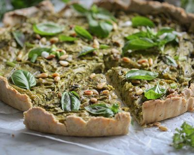 “Zoodle” – eine herrliche Zucchininudeln-Sommerquiche mit viel frischem Basilikum