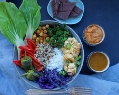 Buddha Bowl mit Mango-Chutney und Cocos-sauce