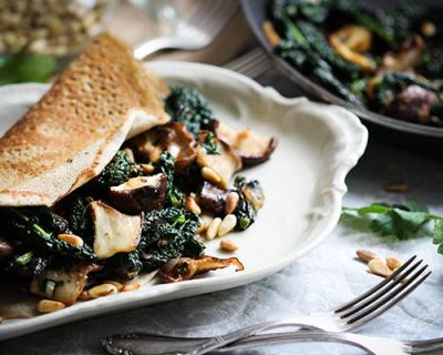 Buchweizen-Galettes mit Shiitake & schwarzem Kohl