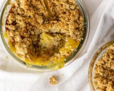 Knöterich Crumble mit Haferstreuseln auf Vanillepudding