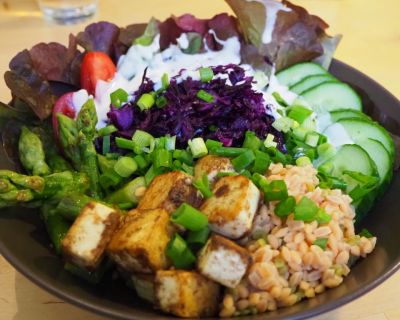 Bowl mit Rotkohl und Spargel