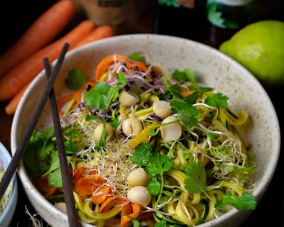 Veganer Pad-Thai-Salat mit Zucchini und Macadamia