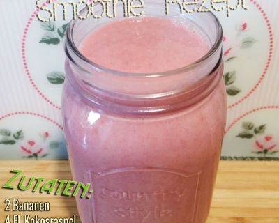 Smoothie mit Himbeeren, Banane, Soja-Joghurt, Reis-Kokosmilch und Kokosraspel