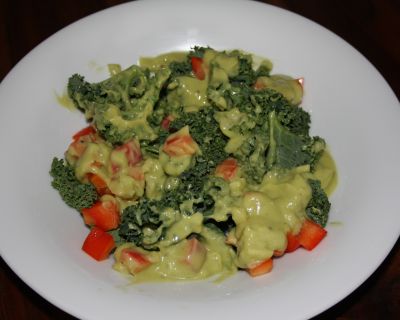 Grünkohlsalat mit Avocadodressing und Grünkohlpasta