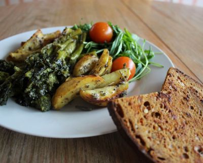 Spargelkohl mit Salbei-Kartoffeln und Rucola