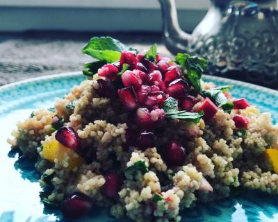 Couscous-Salat mit Granatapfel und Minze