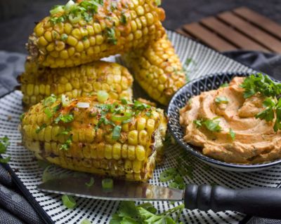 Gebackene Maiskolben mit Paprika-Miso-Butter