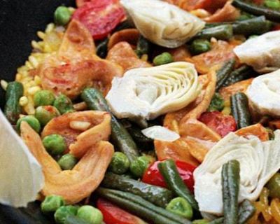 Paella mit Pulled Soja, Bohnen und Artischocken