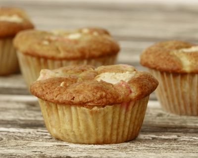 WEISSE SCHOKOLADE RHABARBER MUFFINS