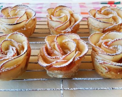 Süße vegane Apfelrosen in Blätterteig