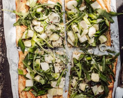 Knuspriger, sommerlicher Flammkuchen mit Kohlrabi, Zucchini und Rucola
