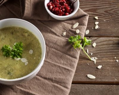 Petersilienwurzelsuppe mit Granatapfelkernen