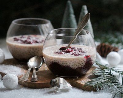 Kokos-Tapioka-Pudding mit heißen Zimtkirschen