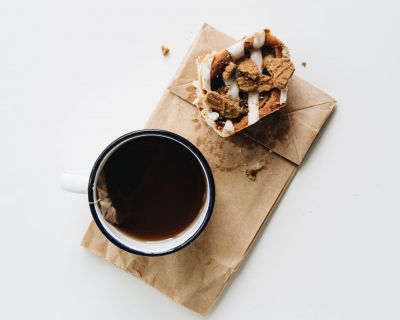 Winterliche Spekulatius-Zimtschnecken mit Amaretto-Guss