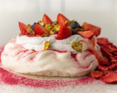 Erdbeer Pavlova – ein luftig fruchtiges Dessert – mit veganem Baiser