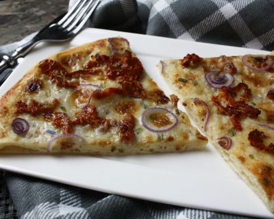 Weiße Pizza mit getrockneten Tomaten