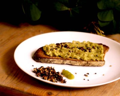 Crostini mit Wasabi-Avocado & karamellisiertem Sesam