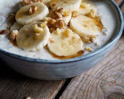 Overnight Yoghurt Oats mit Banane und Ahornsirup
