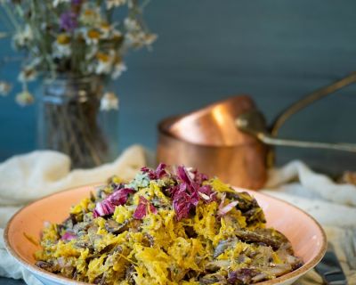 Low Carb Spaghettikürbis mit Pesto und gebratenem Herbstgemüse / low-carb spaghetti squash with pesto and stir-fried vegetables