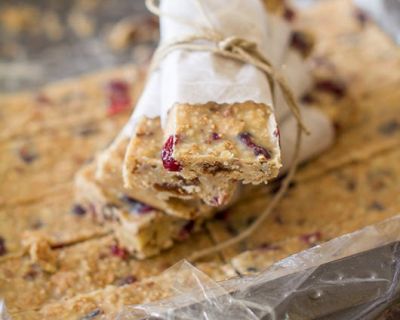 Müsliriegel mit Cranberries und weißer veganer Sckokolade