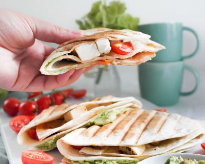 Veganer Tortilla-Wrap mit Grill & Pfannengenuss, Kirschtomaten, Rucola und Avocado-Dip aus der Pfanne ❤