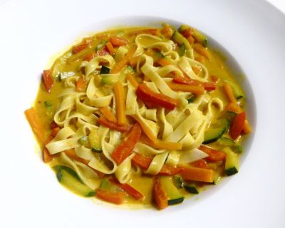 TAGLIATELLE MIT CREMIGER GELBER THAICURRY SAUCE