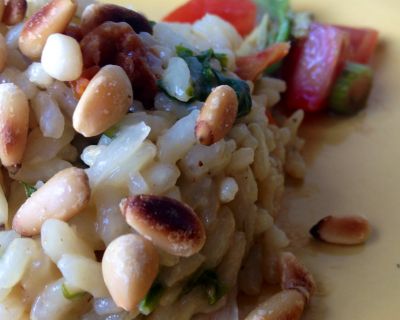 Risotto mit Spinat, getrockneten Tomaten und Pinienkernen …