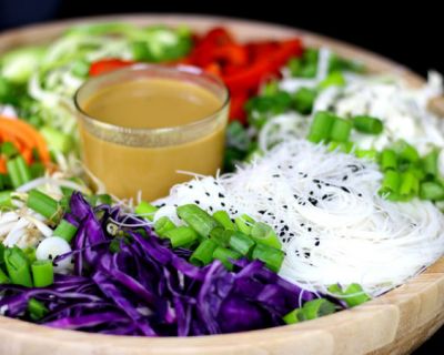 Eat the Rainbow –  Regenbogensalat mit Reisnudeln und Erdnuss-Soße