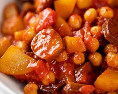 Einfache Kartoffelpfanne mit Kichererbsen und veganer Chorizo