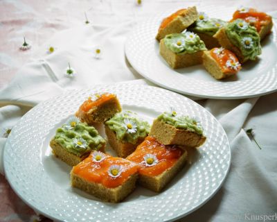 Vegane und glutenfreie Kokos-Blondies mit Papaya- und Avocadofrosting 