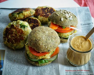 Burgerpattys aus Tarowurzeln und Süsskartoffeln mit selbstgemachter Pickle-Salsa in glutenfreien Vollkornbrötchen