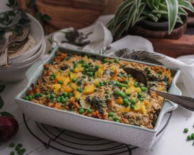 Cremiger veganer Nudelauflauf mit Erbsen und Spinat