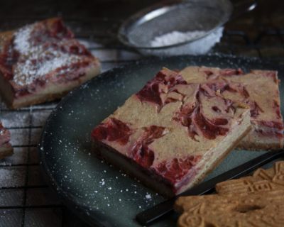 Spekulatius-Käsekuchen-Schnitten mit Kirsch-Marmelade