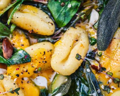 Kartoffelgnocchi mit Leindotter-Kürbis-Dressing, Spinat, Zucchini und geröstetem Salbei