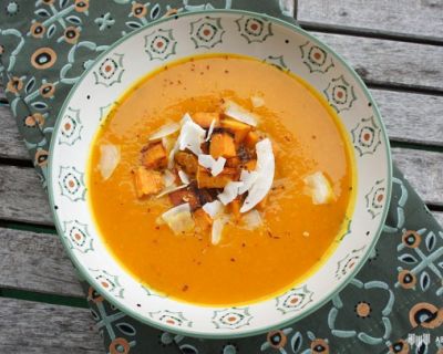 Fruchtige Kürbissuppe mit gebratener Süßkartoffel