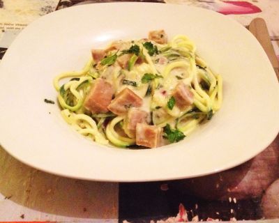 Zucchinispaghetti mit einer Carbonarasauce vegan