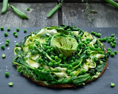 Grüne Gemüsepizza mit Kochbananen-Pizzateig - vegan, glutenfrei, Paleo, lowcarb