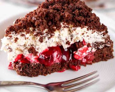 Einfacher veganer Maulwurfkuchen mit Kirschen