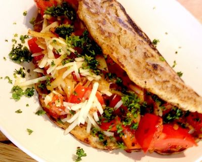 Herzhafte Pfannkuchen mit Tomaten-Zwiebel-Füllung