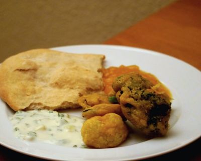 Indische Gemüse-Pakora mit Naan, Minz-Raita & Mango-Chutney