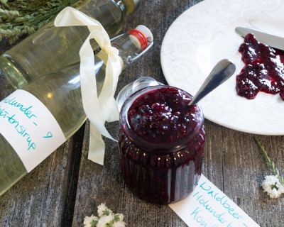 Holunderblütensirup und Holunderblüten-Beeren-Konfitüre