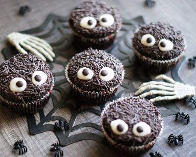 Vegane Halloween-Cupcakes mit Glubschaugen