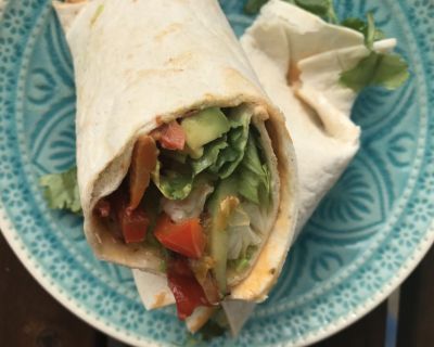 Burritos mit Sojafleisch-Bohnenfüllung, Avocado und Gemüse