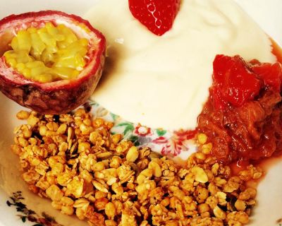 Sojaghurt Vanille mit Rhabarberkompott und Granola