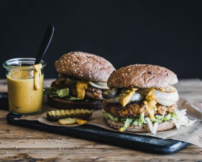 Seitan-Jackfruit-Burger mit karamellisierten Zwiebeln und Senf-Barbecue-Sauce