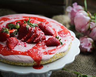 Vegane, cremige Erdbeertorte