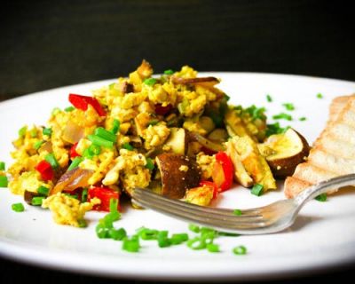 Tofurührei mit Zwiebel, Paprika & Champignons