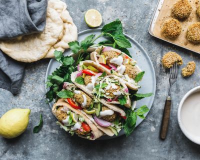 Gebackene Falafel mit Sesam & Tahin-Joghurt