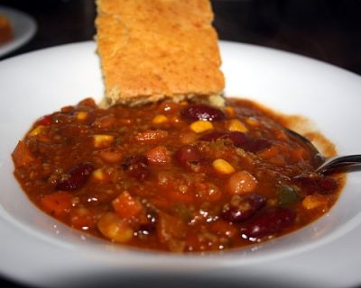 Cookbook-Challenge: Grünkern-Chili und Wolffie’s Cornbread