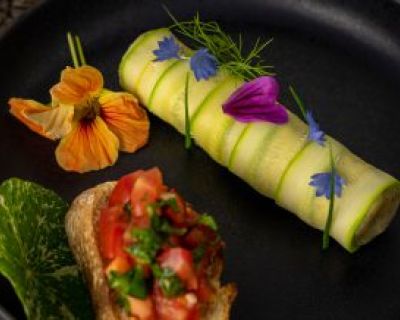 Zucchini Cannelloni an Tomaten Crostini